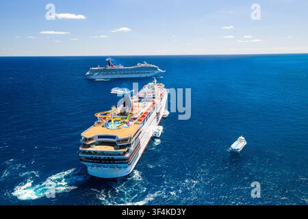 Die Berry-Inseln, Bahamas – 02. Mai 2020: Luftaufnahme von zwei Kreuzfahrtschiffen, die in den tiefblauen Gewässern des Atlantischen Ozeans segeln, bei klarem Himmel Stockfoto