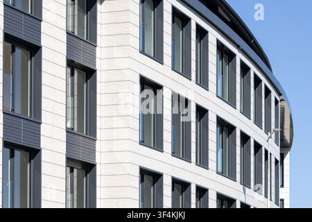 moderne gebogene Gebäudefassadenarchitektur mit Paneelsystem Stockfoto