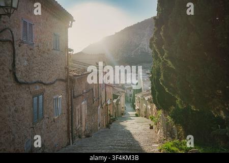 Ein Steingebäude mit einer Steintreppe, die hinauf zu den Calvary Stairs in Pollenca, Mallorca führt Stockfoto
