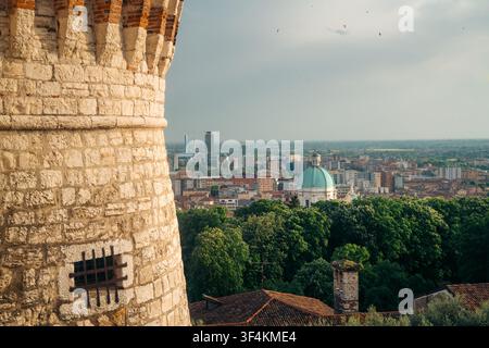 Luftpanoramablick über Brescia bei Sonnenuntergang, Lombardei, Italien Stockfoto