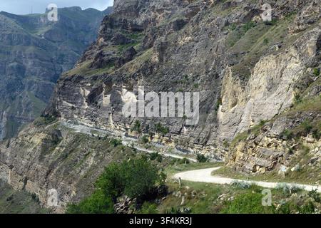 Panoramablick auf das Bergtal, gewundene Straße. Landschaft von Dagestan Stockfoto