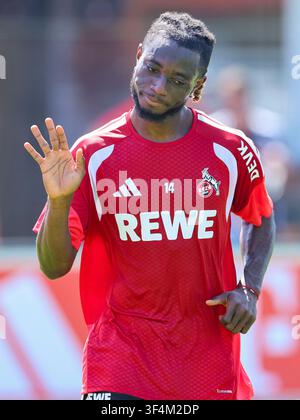 Gideon Mensah (1. FC Köln) lacht, Tag 6, Trainingslager 1. FC Köln, Koasastadion am 29. Juli 2026 in St. Johann in Tirol, Österreich. (Foto von Marco Steinbrenner/DeFodi Images) Stockfoto
