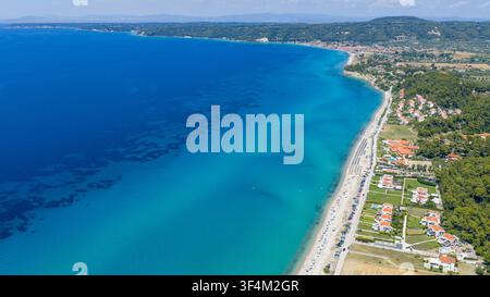 Possidi Strand, Griechenland 11. Juli 2026. Luftpanorama des Possidi Strandes in Griechenland mit klarem türkisfarbenem Meer, einer langen sandigen Küstenlinie, Strandhäusern und Stockfoto