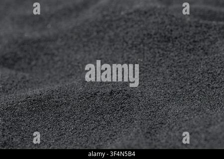 Einziglicher und schöner schwarzer Vulkansand aus Lava am Meeresstrand. Schwarzsandstrand, Big Island, Hawaii, USA. Stockfoto