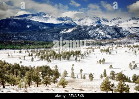 Longs Peak erhebt sich an einem herrlichen Winternachmittag im Rocky-Mountain-Nationalpark in der Nähe von Estes Park, Colorado, über das Tal. Stockfoto