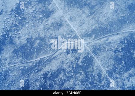 Risse, Blasen und Linien erzeugen schöne Muster im Eis des Sprague Lake im Rocky Mountain Nationalpark nahe Estes Park, Colorado. Stockfoto