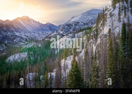 Der Longs Peak ist vom Dream Lake-Pfad aus an einem Wintermorgen im Rocky Mountain National Park sichtbar. Der Longs Peak ist der höchste Gipfel in den Rocky Mountains Stockfoto