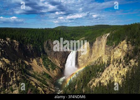 Die Lower Falls des Yellowstone River erzeugen einen Regenbogen, wenn man sie vom Lookout Point aus im Morgenlicht betrachtet. Stockfoto
