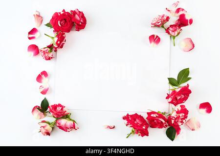 Weißes leeres Blatt Papier mit Rahmen aus roten Rosen Stockfoto