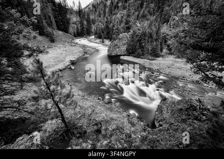 Der Firehole River windet sich an einem Herbsttag im Yellowstone-Nationalpark durch die Firehole-Schlucht. Oberhalb dieser Stelle befinden sich die Firehole-Fälle Stockfoto