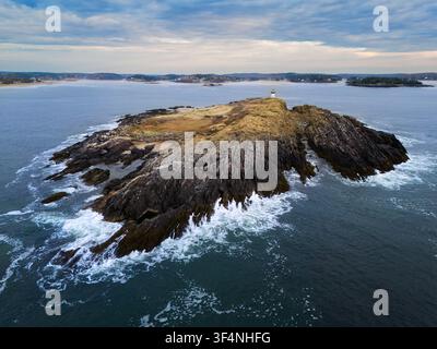 Der Leuchtturm von Pond Island überwacht die Mündung des Kennebec River, wo er in den Atlantischen Ozean mündet, an einem bewölkten Morgen in der Nähe von Popham Beach, Maine Stockfoto