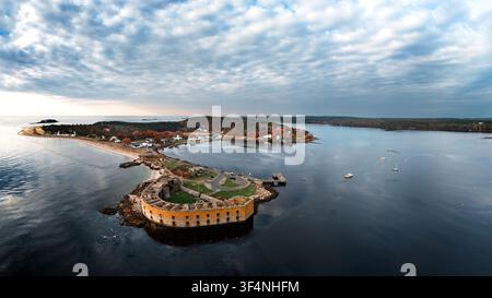 Das Fort Popham liegt an der Ostseite der Spitze der Phippsburg-Halbinsel und ist von der ursprünglichen Popham-Kolonie entlang des Kennebec River aus zu sehen Stockfoto