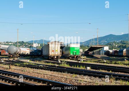Chiasso, Tessin, Schweiz - 17. Juni 2026: Panoramablick auf VTG-Gastankwagen, bedeckte Güterwagen und intermodale Container in Chiasso Stockfoto
