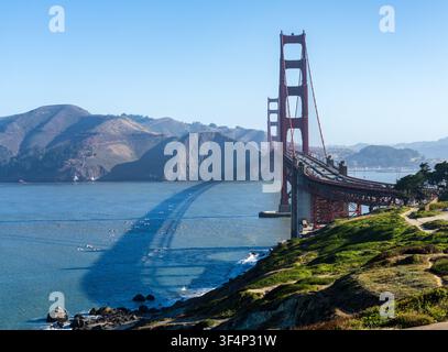 Die Wahrzeichen-Goldene-Tor-Brücke überspannt den Eingang zum Pazifischen Ozean in der Nähe der Küstenhügel von Marin County Kalifornien. Stockfoto