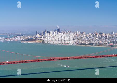 Die Golden Gate Bridge überspannt den Eingang der Bucht, wobei die Skyline von San Francisco von den felsigen Klippen der Marin Headlands aus sichtbar ist. Stockfoto