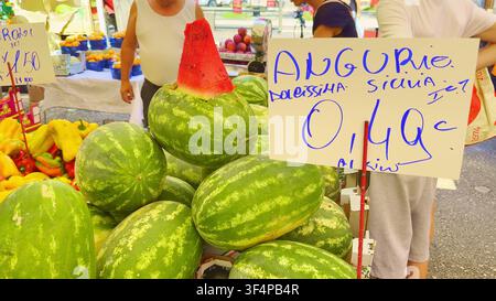 MILAN, ITALIEN - 15. JUNI 2024: Frische Wassermelonen mit Preisschildern, die auf einem Straßenmarkt in Mailand, Italien, ausgestellt sind. Stockfoto