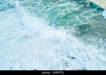 Abstrakter natürlicher Hintergrund, der die kraftvolle Bewegung von brechenden Wellen im Ozean zeigt Stockfoto