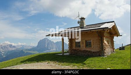 Blockhaus in den Dolomiten-Bergen während des Sommers Stockfoto