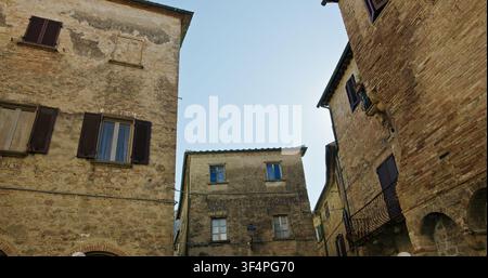 Gebäude von San Gimignano mit mittelalterlicher Architektur und traditionellen Fensterläden Stockfoto