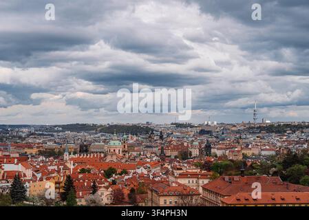Blick auf Prag vom Strahov-Hügel aus, während dramatische Wolken über den Himmel ziehen und sich das wechselnde Sonnenlicht die ganze Zeit über die historische Stadtsilhouette legt Stockfoto
