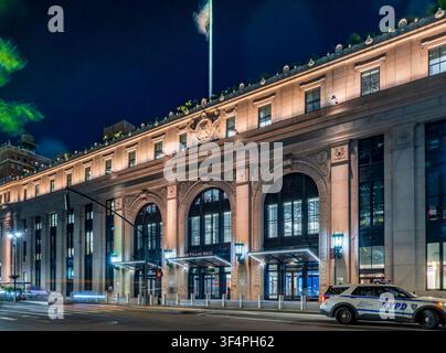 New York, NY - USA - 20. Jul 2026 Nachtansicht des Moynihan Train Hall in New York City, seine große Beaux-Arts-Fassade beleuchtet, Verkehrsspuren und eine N Stockfoto