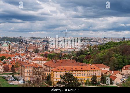 Blick auf Prag vom Strahov-Hügel aus, während dramatische Wolken über den Himmel ziehen und sich das wechselnde Sonnenlicht die ganze Zeit über die historische Stadtsilhouette legt Stockfoto