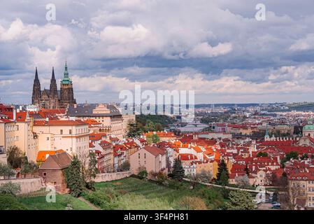Blick auf Prag vom Strahov-Hügel aus, während dramatische Wolken über den Himmel ziehen und sich das wechselnde Sonnenlicht die ganze Zeit über die historische Stadtsilhouette legt Stockfoto