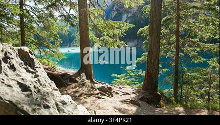 Seeblick auf den Braiessee, umgeben von Waldgebirgen Stockfoto