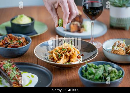 Entzückendes Esserlebnis mit farbenfrohen Gerichten und feinem Wein Stockfoto