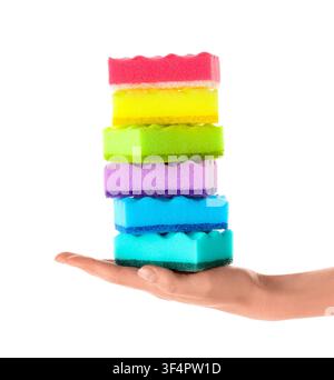 Hand, die einen Stapel farbenfroher Reinigungsschwämme hält, Konzept für Hausarbeit und Hygiene, isoliert auf weißem Hintergrund Stockfoto