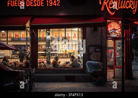 Buenos Aires, Argentinien - 14. Juli 2026: Nicht identifiziertes Paar isst und unterhält sich in einem Restaurant in der Nacht in Buenos Aires, Argentinien Stockfoto