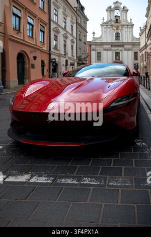Rotes Ferrari 12Cilindri, das auf einer Straße in Krakau, Polen, geparkt ist Stockfoto