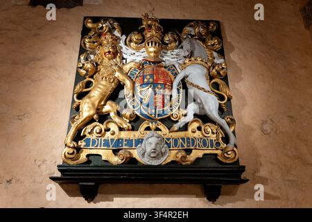 London, England, Vereinigtes Königreich - 14. Juli 2026: Historisches königliches Wappen mit einem gekrönten Löwen und Einhorn im Inneren des White Tower Stockfoto