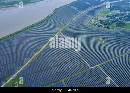 Rangpur, Rangpur-Division, Bangladesch - 04. Oktober 2025: Luftaufnahme des Teesta-Solar-Kraftwerks mit weitläufigen Reihen von Solarpanelen, die sich entlang erstrecken Stockfoto