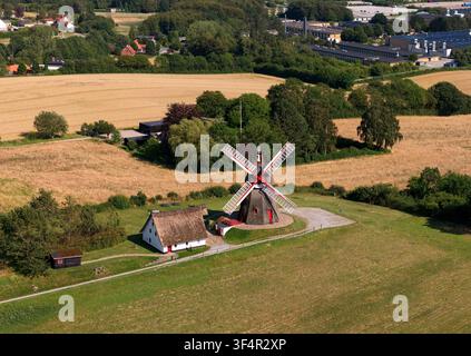 Nordborg, Dänemark – 12. Juli 2026: Luftaufnahme der Havnbjerg-Mühle, umgeben von goldenen Weizenfeldern, üppigen grünen Bäumen und einem traditionellen Strohdachc Stockfoto