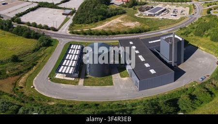 Nordborg, Dänemark - 12. Juli 2026: Luftbild der Nordals-Biomasseanlage mit ihrem Industrie-Schornstein, einem großen dunkelgrauen Wassertank und Stockfoto