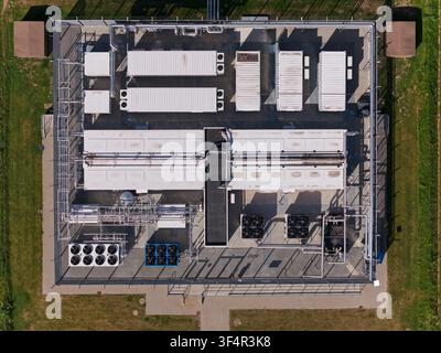 Nordborg, Dänemark - 12. Juli 2026: Luftbild des Danfoss-Campus-Modul-Datenzentrums mit Servercontainern, Kühlgeräten und industriellen Pi Stockfoto