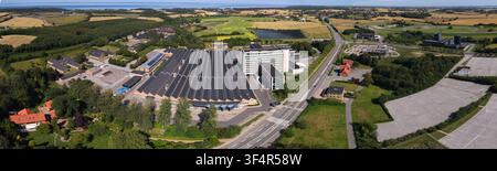 Nordborg, Dänemark – 12. Juli 2026: Luftaufnahme des Danfoss-Hauptsitzes und des Produktionswerks mit modernen Büros, Industriegebäuden, einer Stockfoto