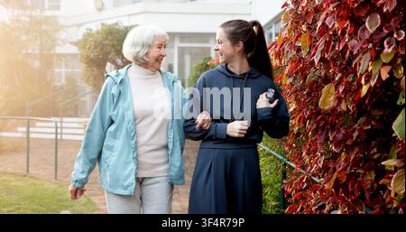 Draußen, Fitness oder ältere Mutter mit Frau für Morgenspaziergang, sprechen oder Unterstützung für Wohlbefinden. Park, Gespräch und erwachsene Tochter mit glücklichem Alten Stockfoto