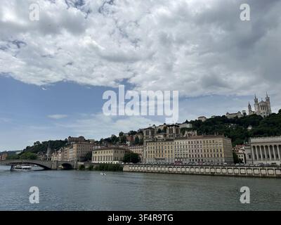 Stadt- und Flussblick auf Lyon, Frankreich, der das historische Stadtbild an einem Sommertag zeigt. Stockfoto