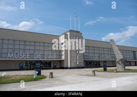 Paris, Frankreich - 14. Jun 25: Weite Ansicht der Fassade des Musée de l'Air et de l'Espace in Le Bourget, Frankreich, mit seinem Eingangsplatz und architektonischem D Stockfoto