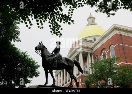 Die Reiterstatue von Joseph Hooker ist am 15. Juli 2026 vor dem Massachusetts State House in Boston, Massachusetts, USA, zu sehen. Die Bronzeskulptur, die 1903 enthüllt wurde, ehrt Joseph Hooker, einen Major-General der Unionsarmee, der während des Amerikanischen Bürgerkriegs diente. (Foto von Simon Beni/Middle East Images/StringersHub/Sipa USA) Stockfoto