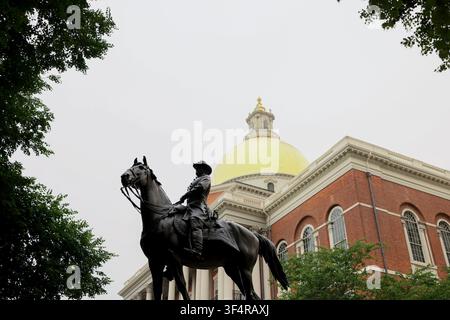 Die Reiterstatue von Joseph Hooker ist am 15. Juli 2026 vor dem Massachusetts State House in Boston, Massachusetts, USA, zu sehen. Die Bronzeskulptur, die 1903 enthüllt wurde, ehrt Joseph Hooker, einen Major-General der Unionsarmee, der während des Amerikanischen Bürgerkriegs diente. (Foto von Simon Beni/Middle East Images/StringersHub/Sipa USA) Stockfoto