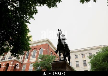 Die Reiterstatue von Joseph Hooker ist am 15. Juli 2026 vor dem Massachusetts State House in Boston, Massachusetts, USA, zu sehen. Die Bronzeskulptur, die 1903 enthüllt wurde, ehrt Joseph Hooker, einen Major-General der Unionsarmee, der während des Amerikanischen Bürgerkriegs diente. (Foto von Simon Beni/Middle East Images/StringersHub/Sipa USA) Stockfoto