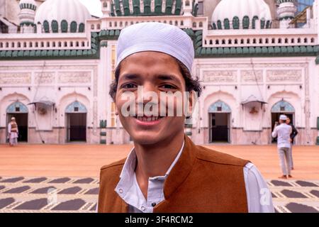 Porträt eines lächelnden jungen Mannes vor der Jama Masjid Khairuddin Moschee in Amritsar, Punjab, Indien. Stockfoto