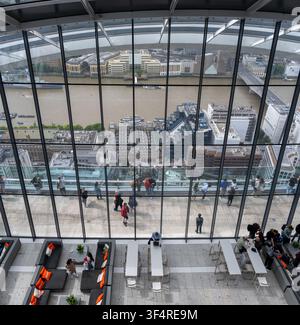 London, UK - 24. Jun 25: Breiter Innenblick durch die Glasfassade des Sky Garden mit Blick auf die Themse und das Zentrum Londons. Stockfoto