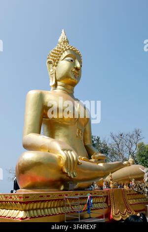 Wat Phra Yai. Im Bhumisparsha-Mudra sitzend, steht der Große Goldene Buddha 18 Meter hoch. Pattaya, Thailand. Stockfoto