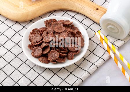 Knusprige Schokoladen-Kakao-Müsliflocken süßes Frühstücks-Crunch Stockfoto