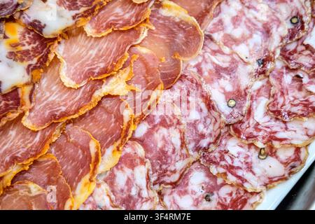 Ansicht von oben eines traditionellen spanischen Charcuterie-Tellers mit sorgfältig angeordneten geschnittenen Cold Cuts Stockfoto