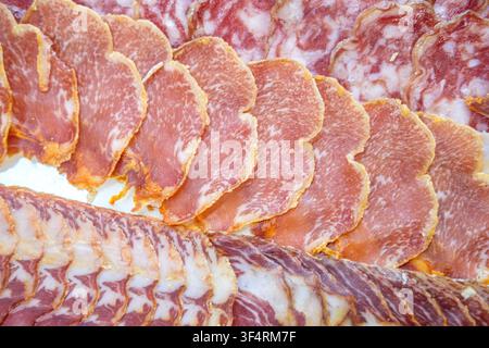 Traditionelle Arrangement von gepökeltem Fleisch, die verschiedene Arten von handwerklicher Charcuterie präsentiert Stockfoto
